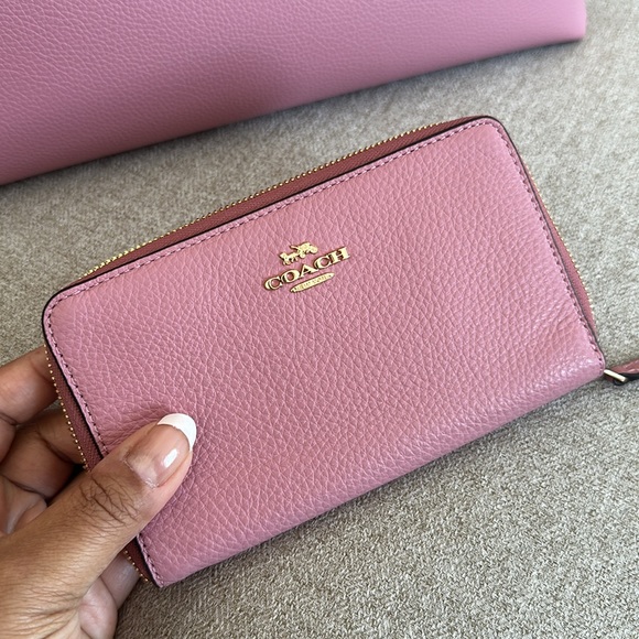 NWOT Coach Long Zip Around Wallet - Picture 1 of 10